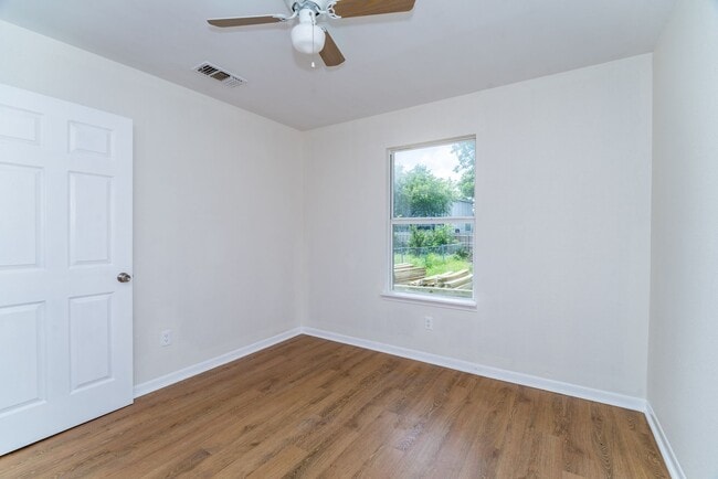 Building Photo - 3-Bedroom Duplex