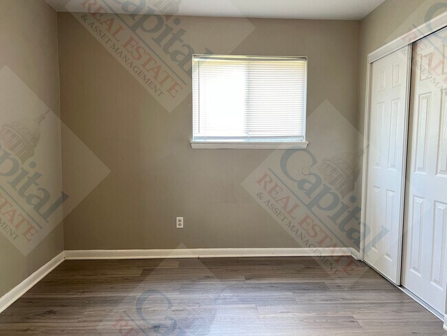 Building Photo - 402 W Curtis Dr
