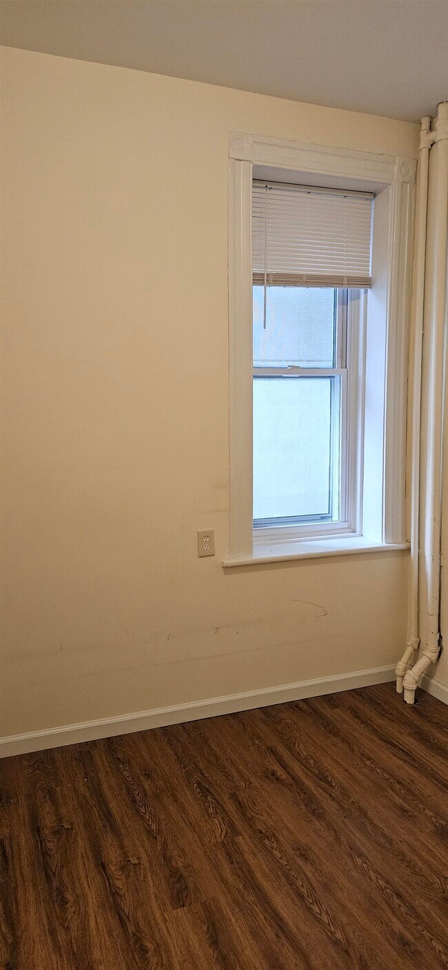 Building Photo - 327 Jackson St