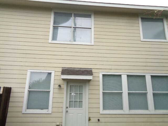 Building Photo - 17111 Oakwood Chase Dr
