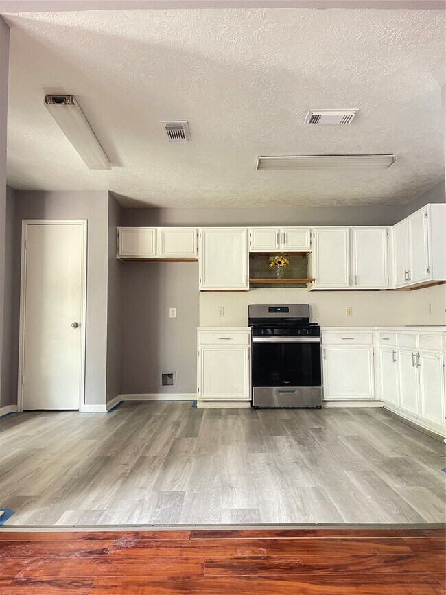 Building Photo - 6406 Bayou Crest Dr