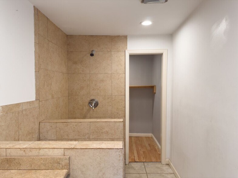 Building Photo - 2222 Carnes St