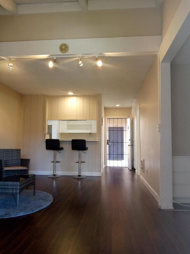 1040 W MacArthur Blvd 1040 W MacArthur Blvd Santa Ana CA 92707