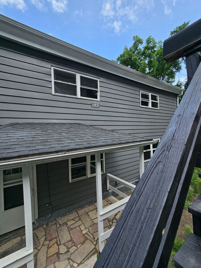 Building Photo - Newly updated 3 bedroom 2 bathroom home in...