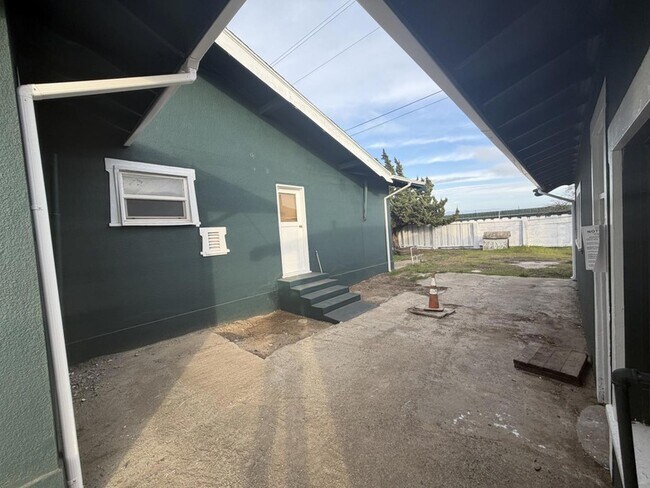 Building Photo - 2340 Alisal Rd