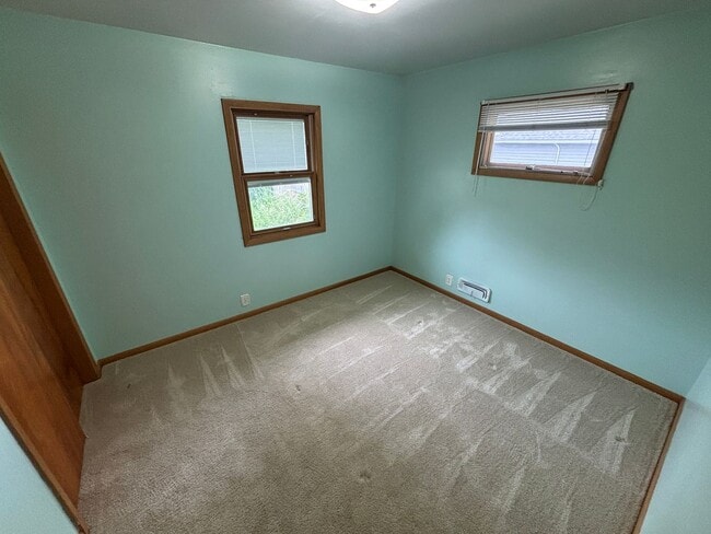 Building Photo - $1450 - 2 Bed 1 Bath Home