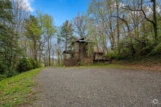 Building Photo - Sovereign Oaks Cabin