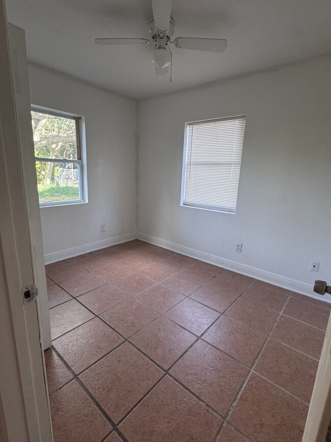 Building Photo - 151 SE Castana Ct