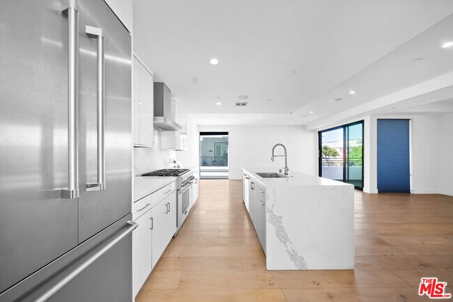 Building Photo - 733 N Gramercy Pl