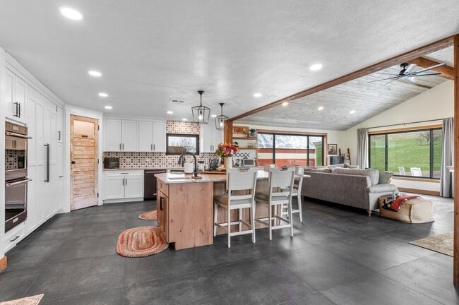 Building Photo - Sedalia Oasis on 8+ Acres