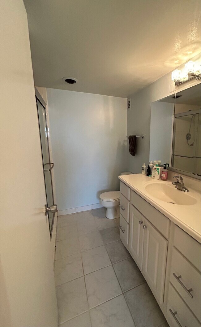 Ensuite bath 1 - 1 E University Pkwy