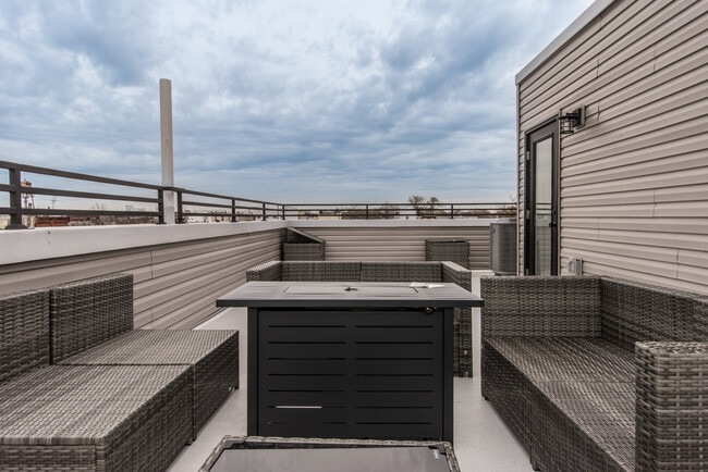 Building Photo - 2435 Master St