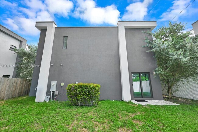 Building Photo - 18750 SW 117th Ave