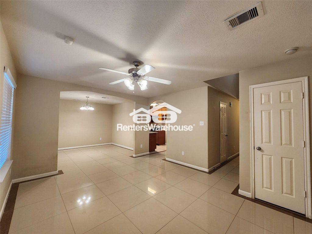 Building Photo - 11111 Valley Kings Dr