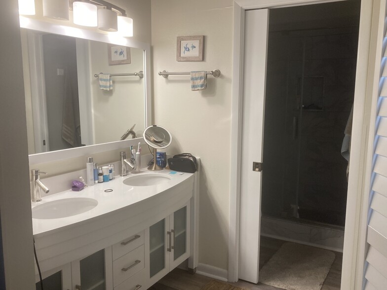 Building Photo - 571 Milburne Close