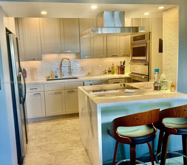 Building Photo - 877 NE 195th St