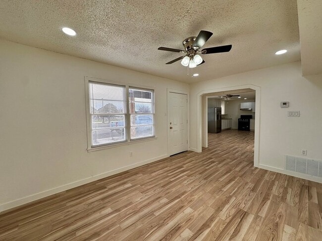 Building Photo - 3120 Chestnut Ave