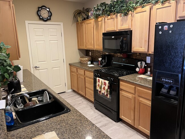 Building Photo - 3975 N Hualapai Way