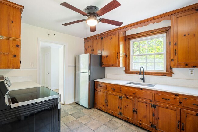 Building Photo - Beautiful 2 Bedroom Corner Lot of Park Ave! ***Available Late June 2026***