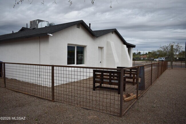 Building Photo - 1323 W Speedway Blvd