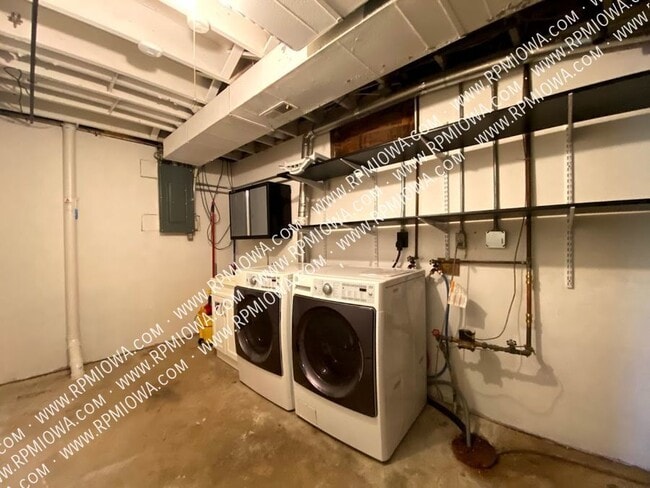 Building Photo - 713 SE Hackley Ave