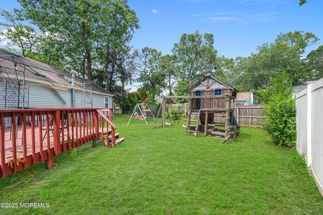 Building Photo - Short distance to beaches, shopping and pa...