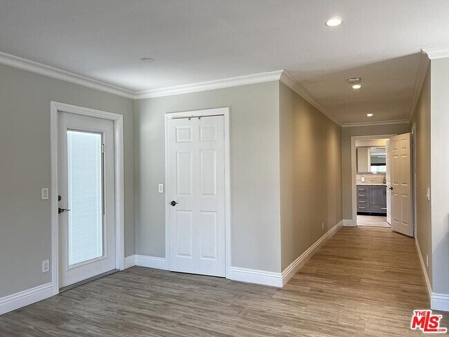 Building Photo - 10758 Cozycroft Ave