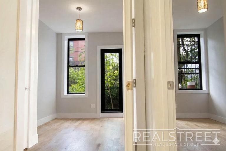 Building Photo - Putnam Avenue