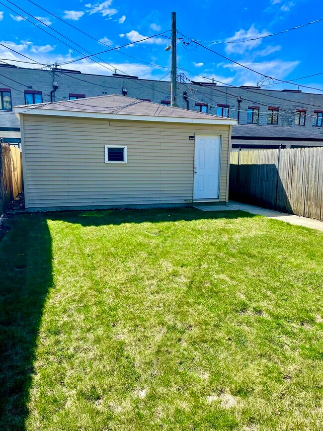Building Photo - 469 E Bowen Ave