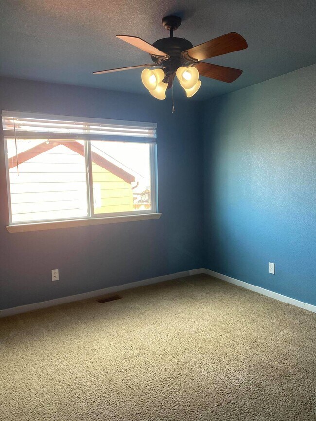 Building Photo - 4 bedroom - Dewhirst