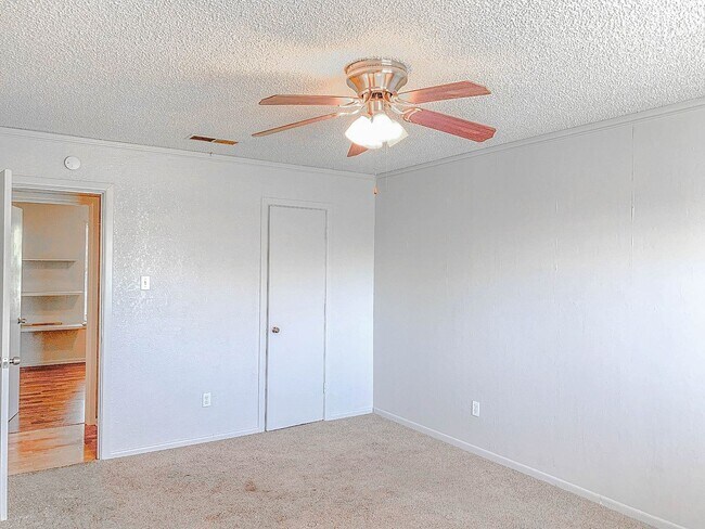Building Photo - Charming Home with Amazing Natural Lighting!