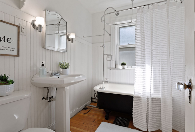 Upstairs Bath - 515 W 22nd St