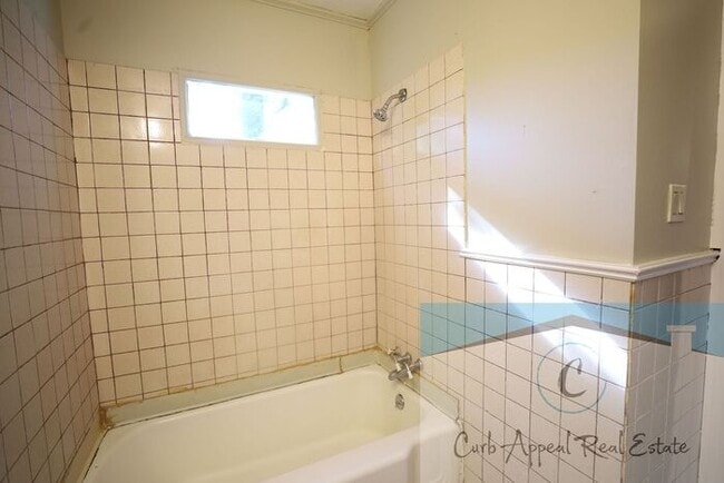 Building Photo - Recently renovated 3 bed, 1.5 bath home - back deck, garage, fenced yard!!