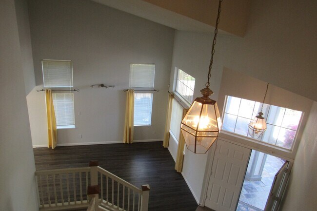 Building Photo - Beautiful 4 Bed/3 Bath Tracy Home with Pool and Fresh Paint