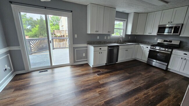 Building Photo - DON'T MISS THIS STUNNER!  3 Bedroom End Unit Townhome in Quiet Location!