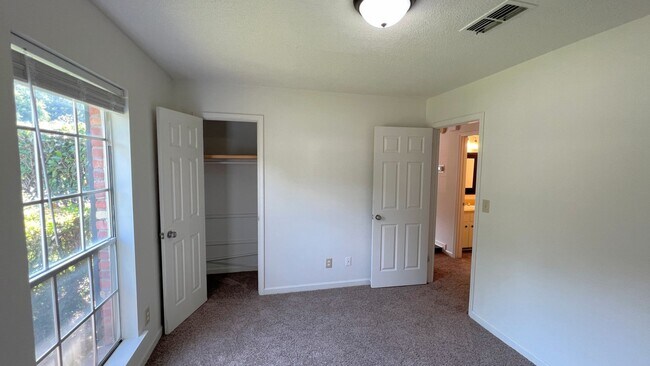 Building Photo - Lovely 3-Bedroom