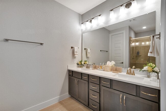 Building Photo - 119 E 43rd St