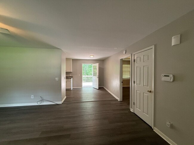 Building Photo - Spacious 3 Bedroom, 2 Bath Home with Garag...