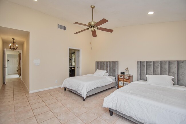 Building Photo - 7811 Villa Nova Dr