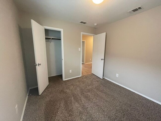 Building Photo - Perfect 3 Bedroom 2 Bath Home! GREAT Fort Worth Location -- Stainless Steel Kitchen Appliances In...