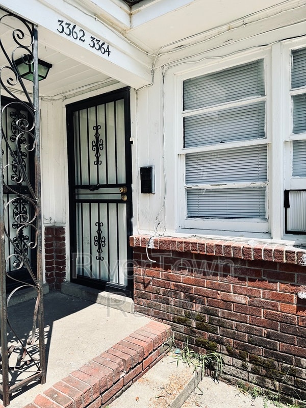 Building Photo - 3364 Rosamond Ave