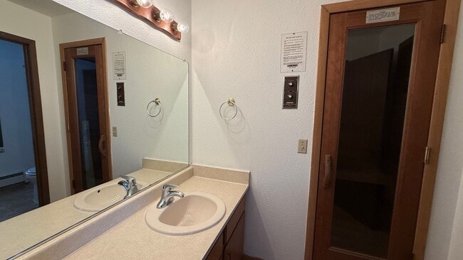 Building Photo - A lovely (1) one bedroom, (1) one bathroom Townhouse style condo!