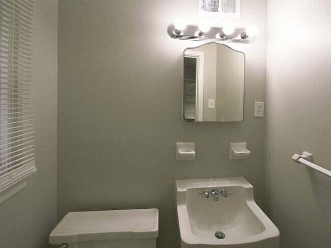 Building Photo - Updated 3 bed, 1.5 bath near U of M.