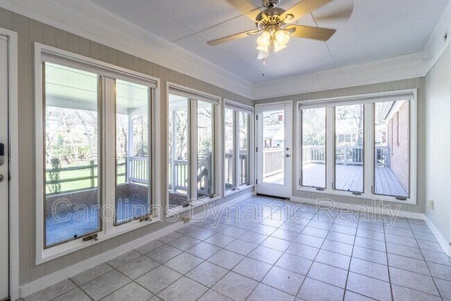 Building Photo - 6618 Castlegate Dr