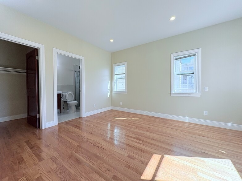 Bedroom 2 en-suite with walk-in closet - 109 Hillcrest Dr