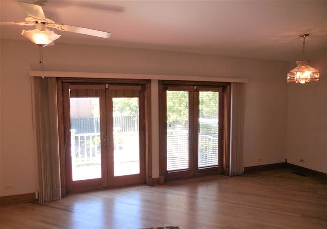 Building Photo - 1616 N Clarence Ave