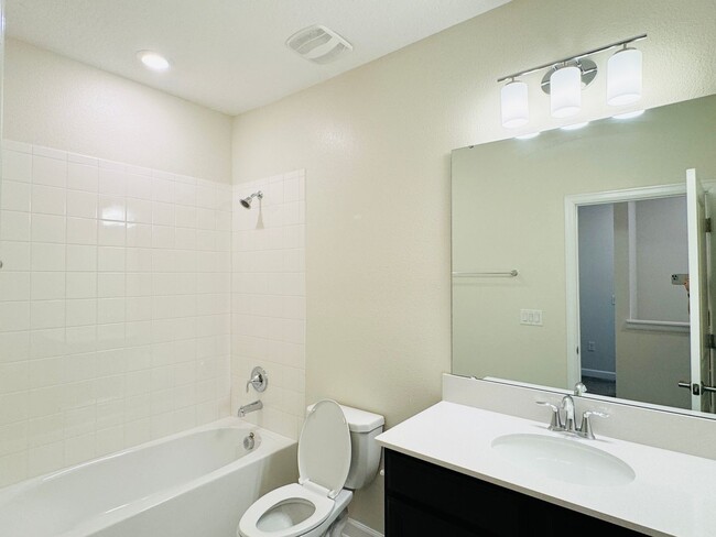 Building Photo - 3 Bed 2.5 Bath Townhouse For Rent In Store...