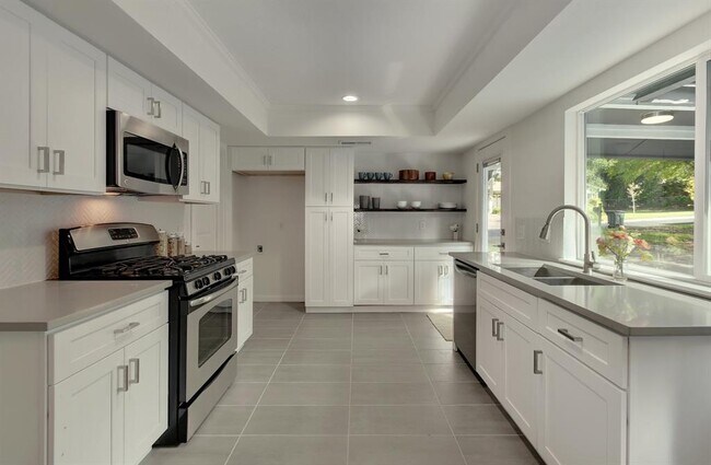 Building Photo - 7204 Hartnell Dr