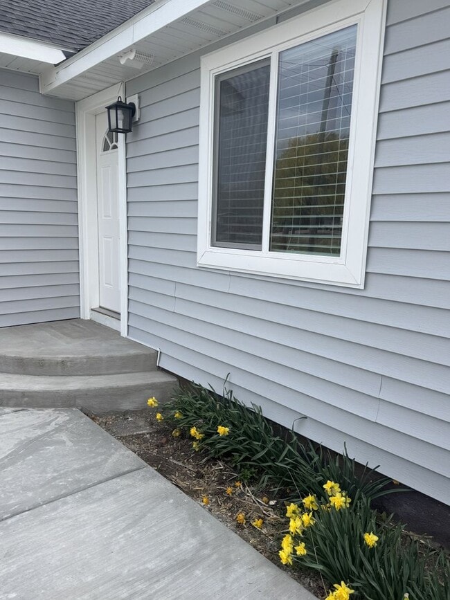 Building Photo - Completely Remodeled 4 Bed, 2 Bath Country Home – 1.5 Acres – Horse & Livestock Friendly!