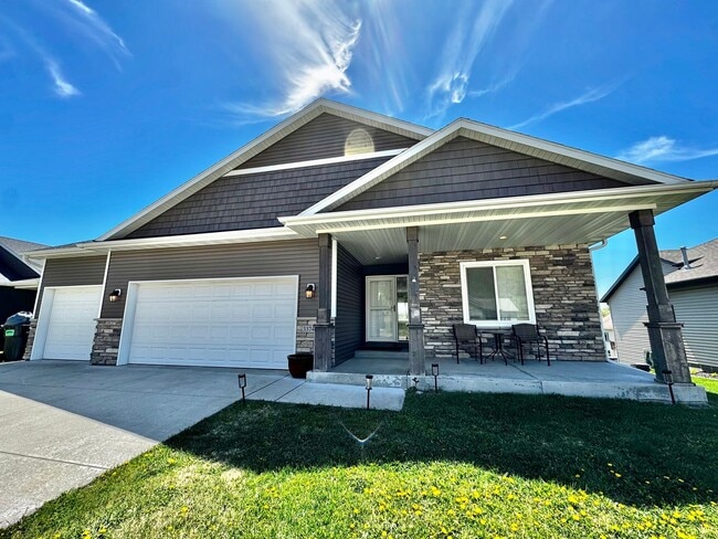 Building Photo - For Rent Beautiful 4 bedroom 3 bathroom 3 attached car garage!